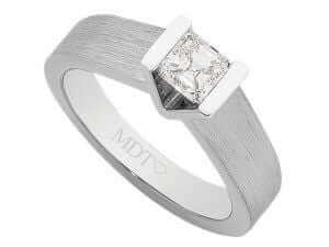 A solitaire bar set square emerald cut diamond ring C914 in white gold.