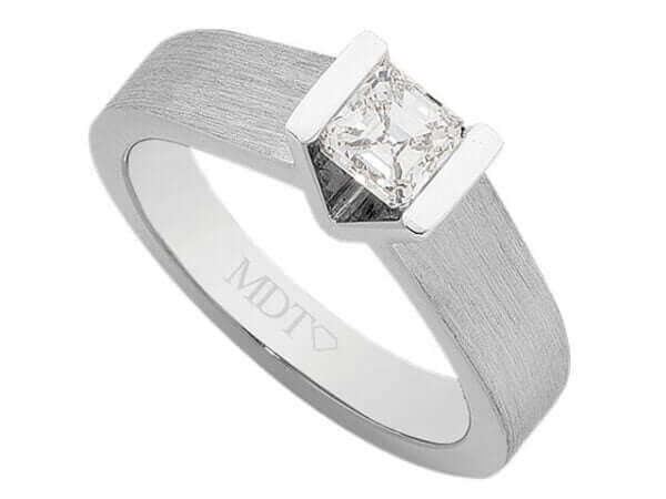 A solitaire bar set square emerald cut diamond ring C914 in white gold.
