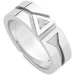 A Patterned Groove and Diamond Ring C532 for men's wedding, made of white gold with a diamond in the middle. The ring also features a groove and diamond accentuating its elegance.