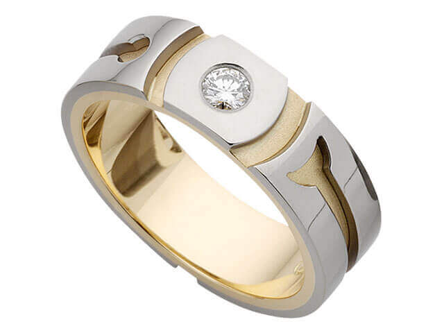 A Patterned Groove mens Diamond Ring C618 with a diamond in the center.