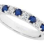 A Claw set ceylon sapphire wedding ring C577 in white gold, claw-set as a stunning wedding ring.