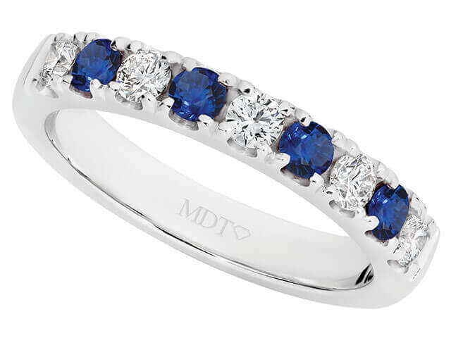 A Claw set ceylon sapphire wedding ring C577 in white gold, claw-set as a stunning wedding ring.