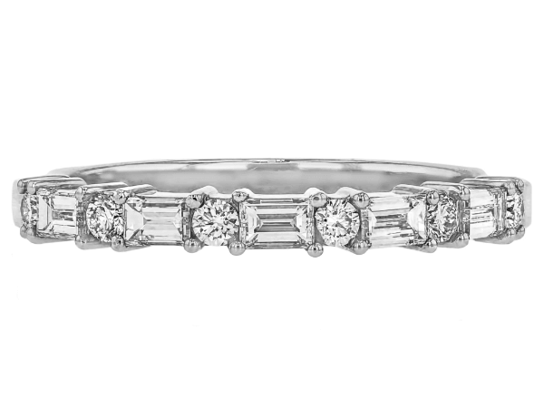 round and baguette diamond claw set wedding ring c463