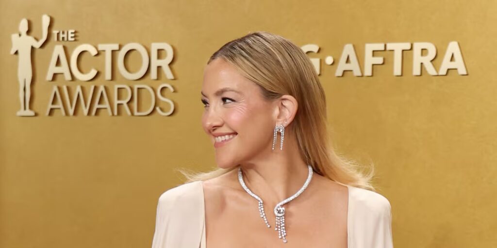 close up of Kate Hudson wearing a white gold diamond collier necklace with a champagne diamond centre stone at the Actor Awards.