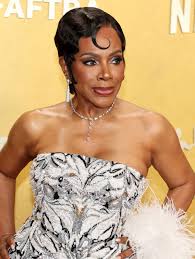 Sheryl Lee Ralph wearing a statement diamond necklace and pavé diamond drop earrings on the Actor Awards red carpet.